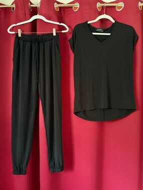 Black V-Neck Top & Elastic-Waist Joggers Two-Piece Set